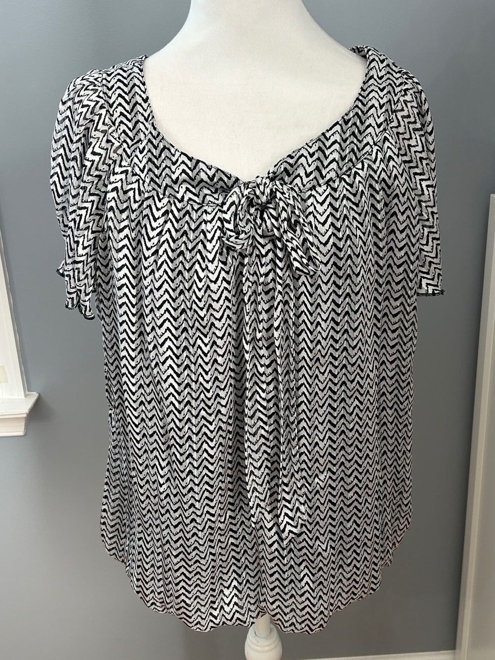 Sara Michelle 1X Plus Black White Chevron Print Pleated Bubble Hem Blouse Lined